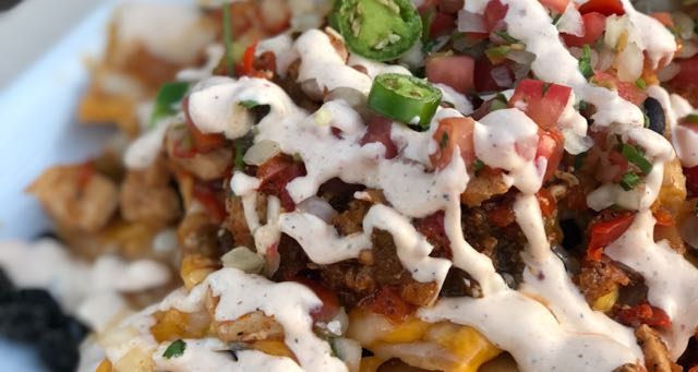 nachos with salsa and halapenjo peppers